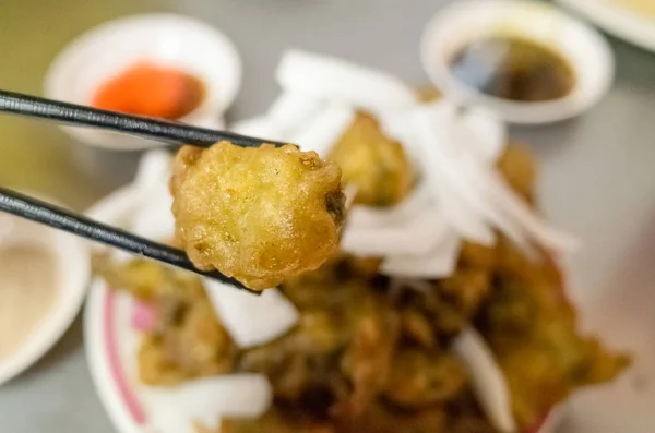 Taiwanesische Snacks mit köstlichen frittierten Austern — Stockfoto