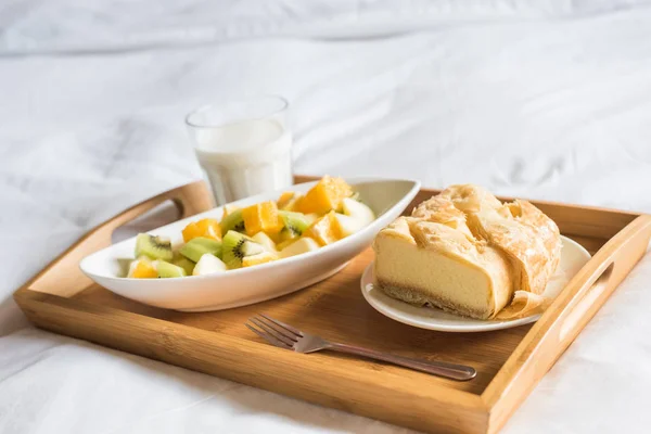 Café da manhã com frutas e bolo — Fotografia de Stock