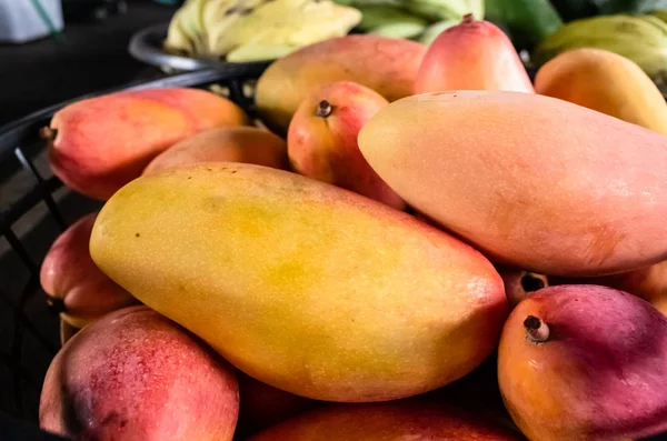 Mango-Früchte in einem Korb auf dem traditionellen Marktplatz — Stockfoto