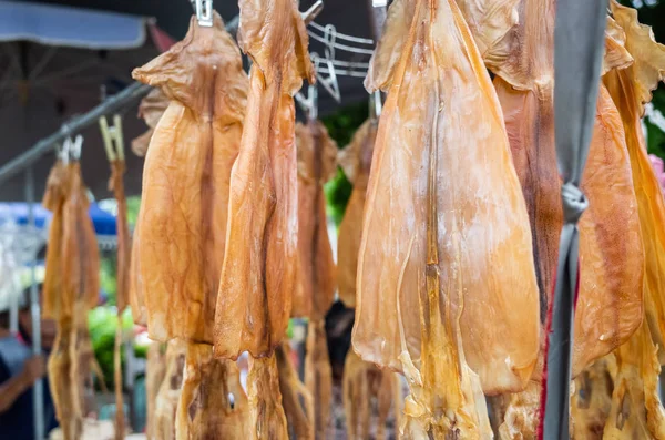 Getrocknete Tintenfische auf der Straße verkaufen — Stockfoto