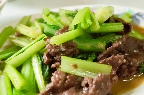 Gebakken rundvlees met Bok Choy — Stockfoto