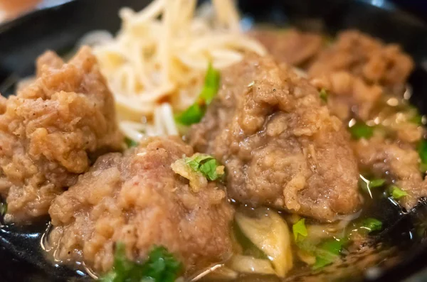 Taiwanesisches Essen aus Suppennudeln mit Schweinerippchen-Kuchen — Stockfoto