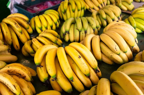 Fruta de banana empilhada no mercado — Fotografia de Stock