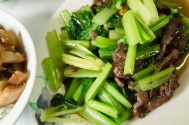 bok choy ile kızarmış sığır eti