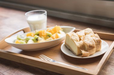 meyve ve kek ile kahvaltı