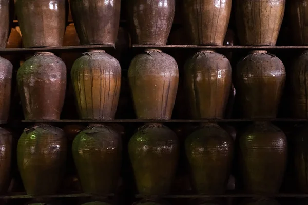 Filas de bebidas alcohólicas fermentadas — Foto de Stock