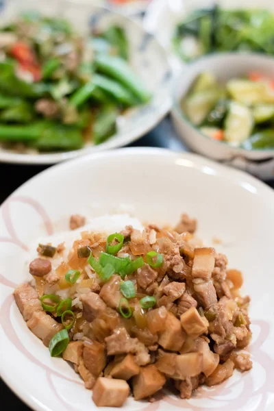 Chinees gestoofd varkensvlees op rijst — Stockfoto