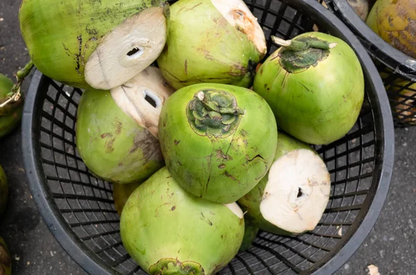 Kokosnussfrüchte an einem Korb — Stockfoto