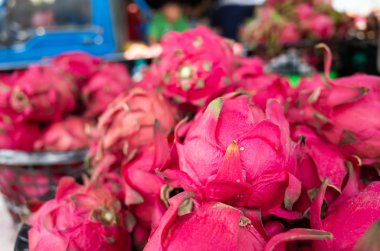 pide meyve yığınları