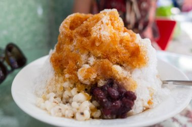 renkli tatlı ile tıraş buz yeme