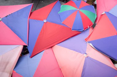 geleneksel pazarda büyük şemsiye üst görünümü