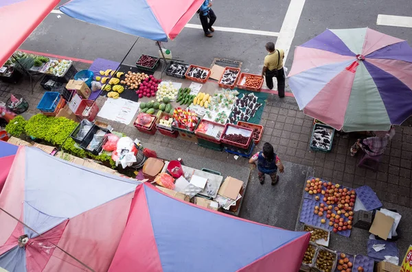 Top View van Big Umbrella op traditionele marktplaats — Stockfoto