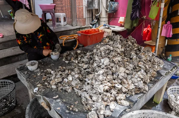 Stapels oester schelp op een mandje — Stockfoto