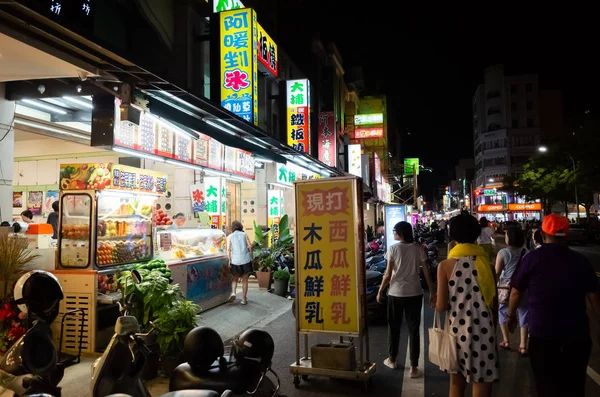 Gente y puestos en el mercado nocturno de Wenhua Road — Foto de Stock