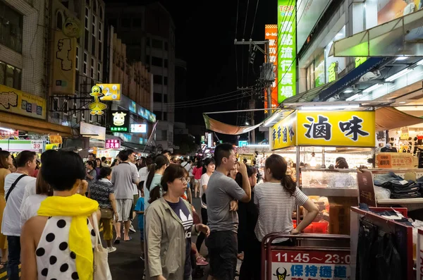 温華道路ナイトマーケットの人々と屋台 — ストック写真