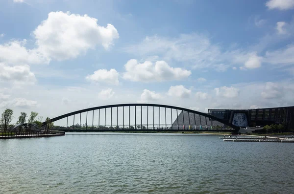 Ponte sobre a lagoa — Fotografia de Stock