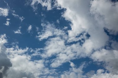 beyaz bulutlar gökyüzü üzerinde