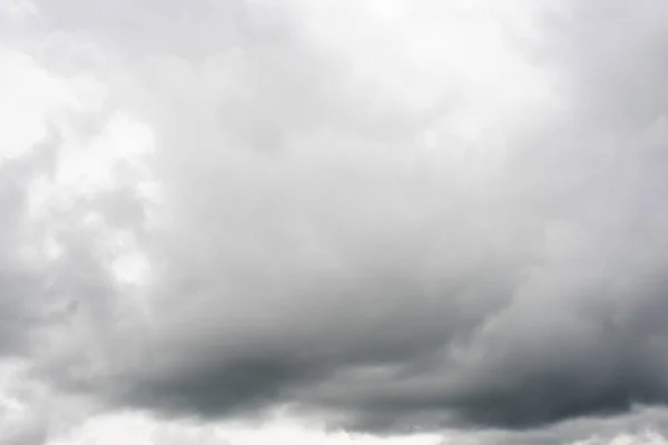 Pochmurne niebo z ciężkimi chmurami — Zdjęcie stockowe