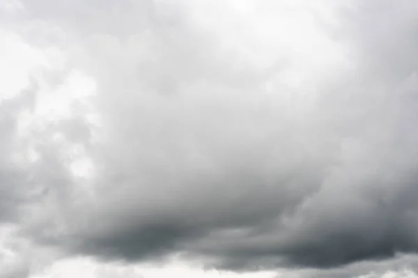 Ciel nuageux avec de gros nuages — Photo