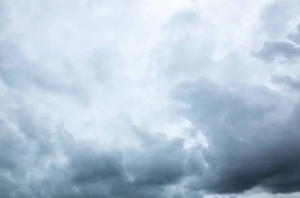 Тучи с облаками тяжелыми — стоковое фото