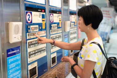 Tren istasyonunda bilet makinesi satın kadın