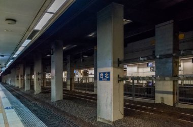 Metro platformunda demiryolu ve koltuklar ile Tren İstasyonu