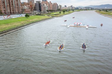 geleneksel Dragon Boat Festivali 'nde rekabetçi tekne yarışı
