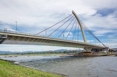 gökyüzü altında nehir ile Köprü ile Cityscape