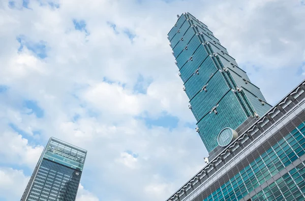 Monument de 101 gratte-ciel sous le ciel à Taipei — Photo