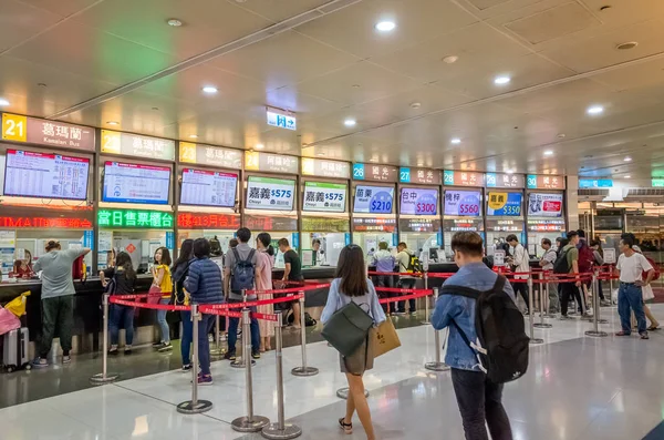 Lidé kupují lístky v Taipei, meziměstské autobusové nádraží v Taipe — Stock fotografie