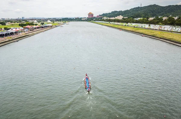 Competitivas carreras de barcos en el tradicional Dragon Boat Festival —  Fotos de Stock