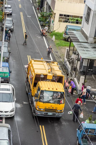 Camión de basura amarillo para recoge basura en los carriles pequeños —  Fotos de Stock