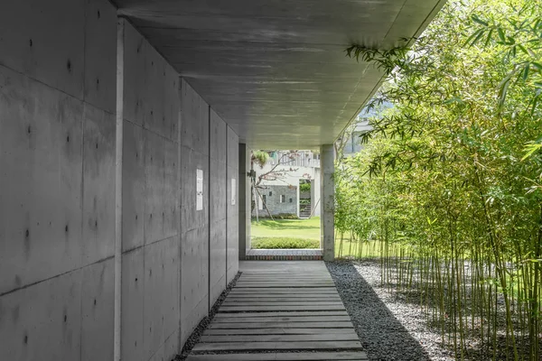 Corredor com árvore de bambu em Yuhsiu Museu de Arte — Fotografia de Stock