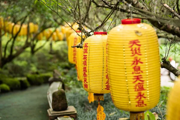 Gula lyktor på Xian fo Buddhist Temple — Stockfoto