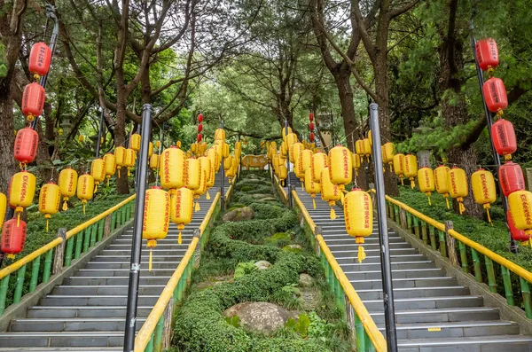 Yellow lanterns at Xian Fo Buddhist temple — Stock Photo, Image