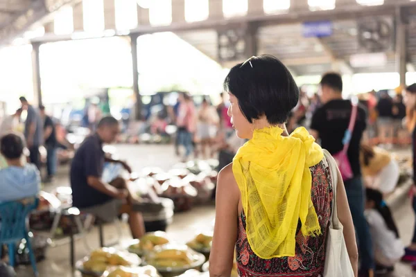 女人在水果市场购物 — 图库照片