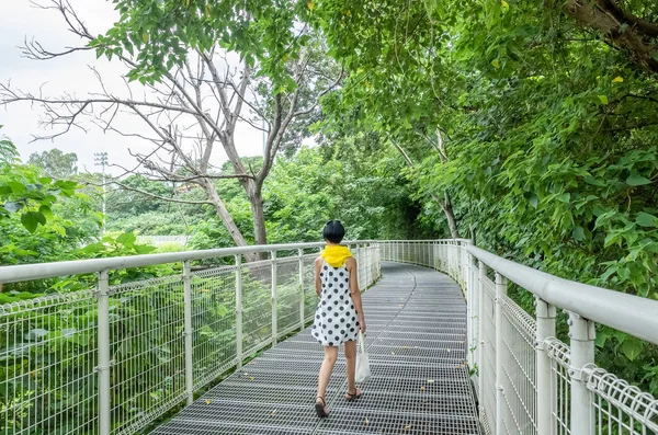 Asiática mujer caminar en un puente —  Fotos de Stock