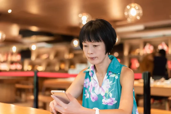 Woman talk on cellphone at a coffee shop — Stock Photo, Image