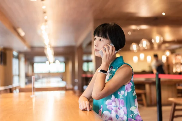 喫茶店で携帯電話で話す女性 — ストック写真