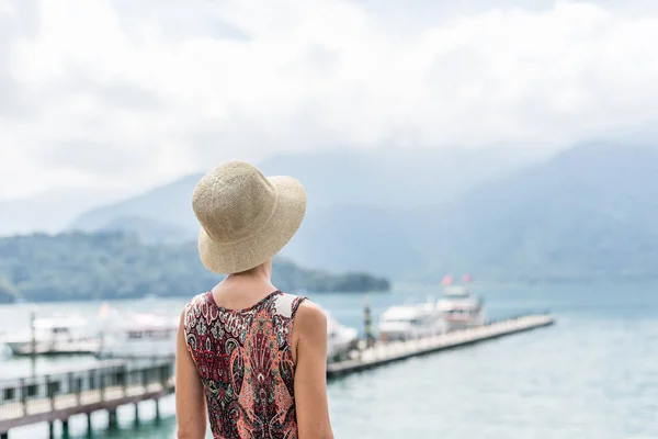 Viajando mulher asiática com chapéu — Fotografia de Stock