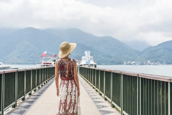 Traveling Asian woman with hat — Stock Photo, Image