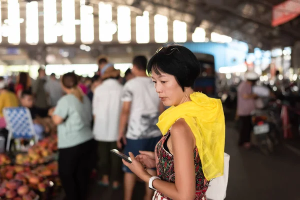 女人在水果市场购物 — 图库照片