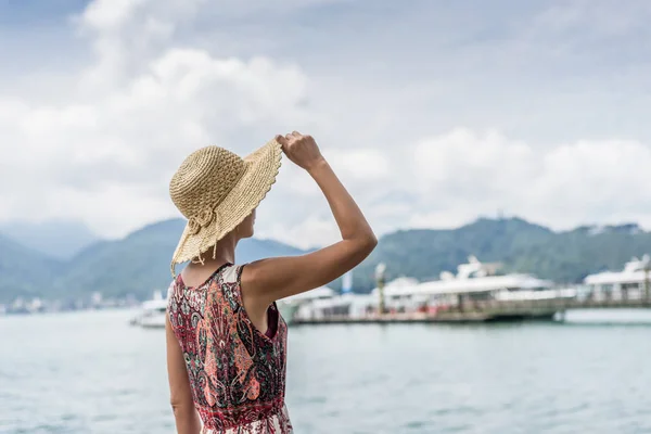 帽子をかぶったアジアの女性を旅する — ストック写真