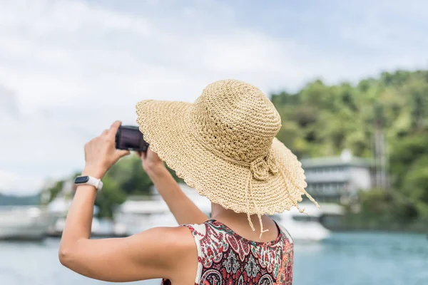 Mujer con sombrero tomar fotos — Foto de Stock