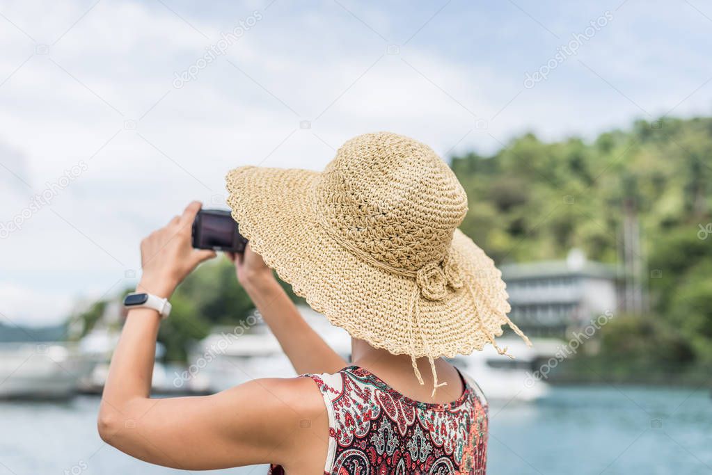 woman with hat take a pictures