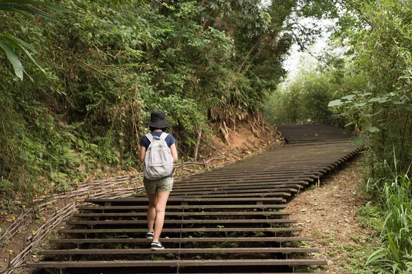 Donna asiatica trekking — Foto Stock