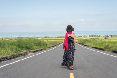 seyahat eden kadın yürüyüş