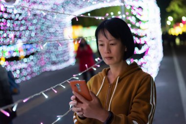 Geceleri cep telefonu kullanan kadın