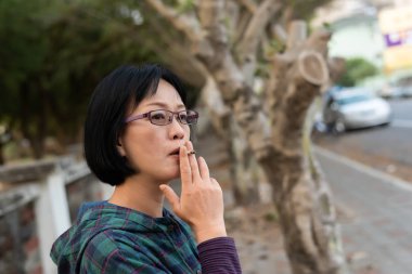 Asyalı Olgun kadın Sigara