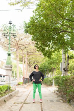 Gözlüklü modern Asya Güzeli